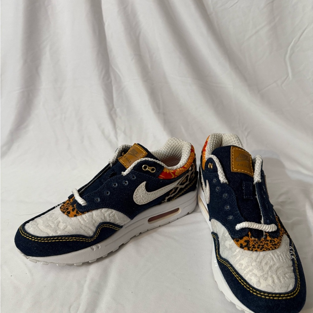 Nike Mens White and Navy Sneakers